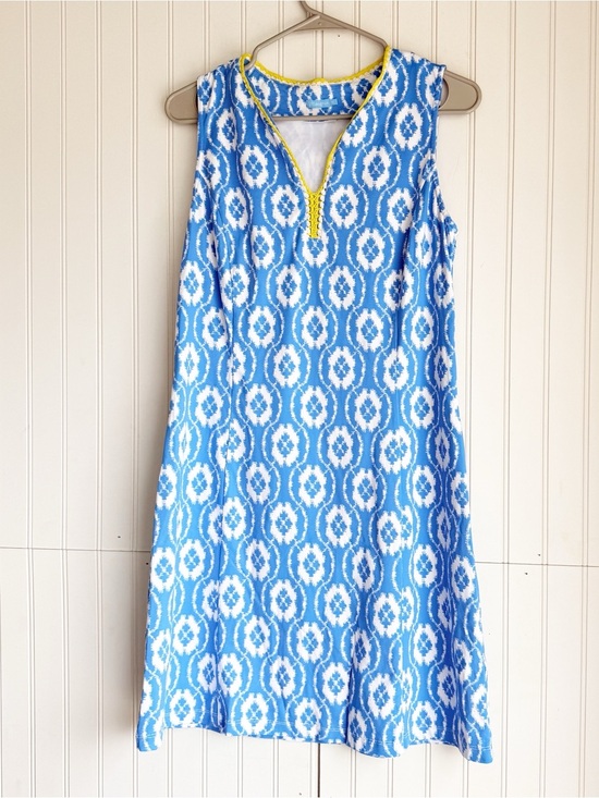 J. McLaughlin Dresses & Skirts - J. McLaughlin Size Medium Blue Ikat Print Sleeveless Shift Dress Crochet Trim